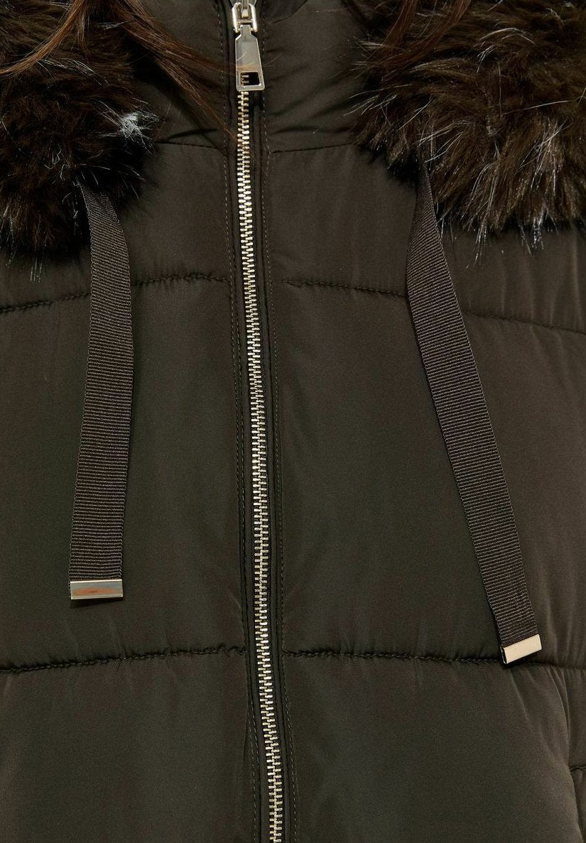 Ida, kurze Pufferjacke in Khaki mit Kunstfellkapuze, Detailansicht des Reißverschlusses