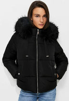 Ida, kurze Pufferjacke in Schwarz mit Kunstfellkapuze, von vorne