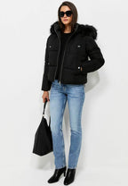 Ida, kurze Pufferjacke in Schwarz mit Kunstfellkapuze, Ganzkörperansicht von vorne