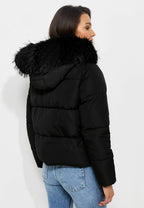 Ida, kurze Pufferjacke in Schwarz mit Kunstfellkapuze, von hinten