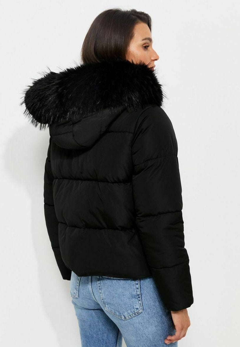 Ida, kurze Pufferjacke in Schwarz mit Kunstfellkapuze, von hinten