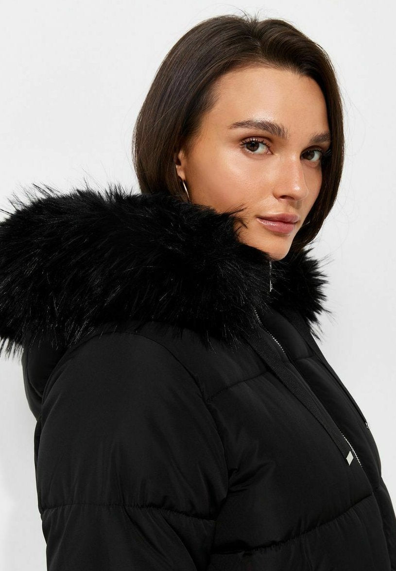 Ida, kurze Pufferjacke in Schwarz mit Kunstfellkapuze, Detailansicht der Kapuze
