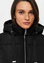 Ida, kurze Pufferjacke in Schwarz mit Kunstfellkapuze, Detailansicht der Kapuze
