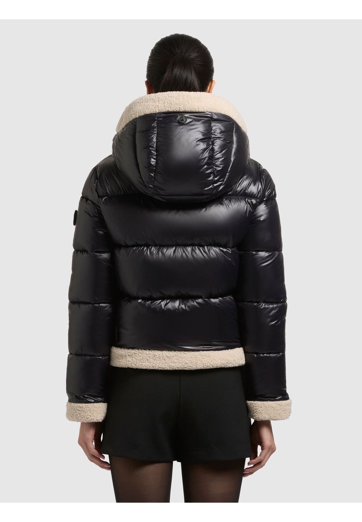 Ingrid, kurze Pufferjacke in Schwarz mit Teddyfutter, von hinten