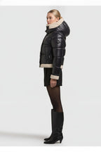 Ingrid, kurze Pufferjacke in Schwarz mit Teddyfutter, von der Seite