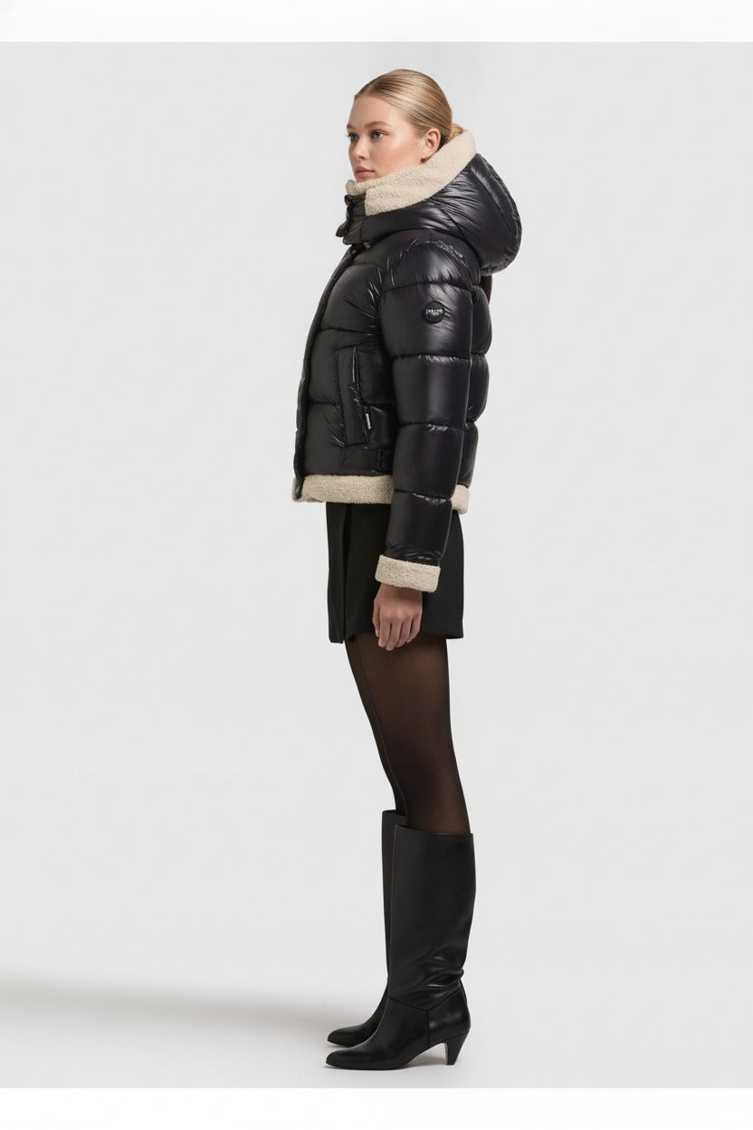Ingrid, kurze Pufferjacke in Schwarz mit Teddyfutter, von der Seite