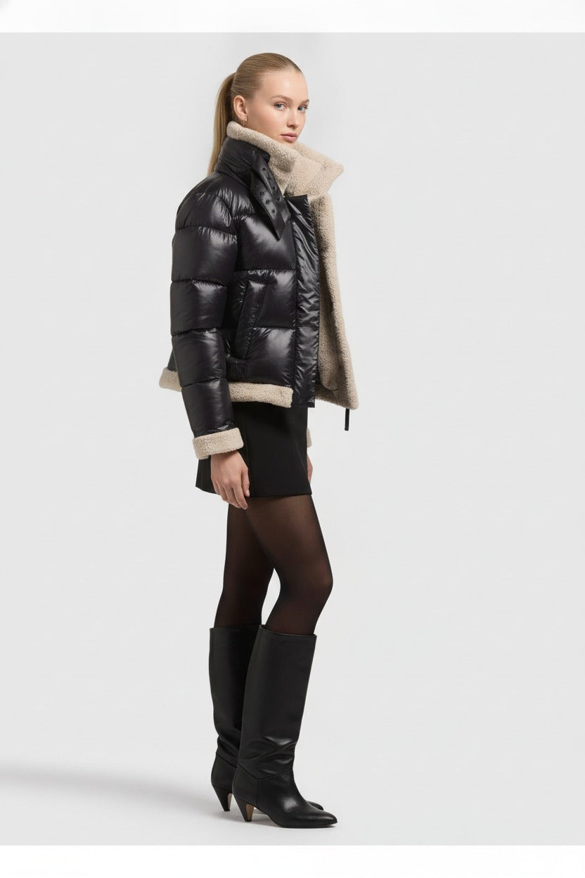 Ingrid, kurze Pufferjacke in Schwarz mit Teddyfutter, von der Seite