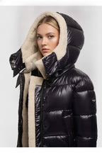 Ingrid, kurze Pufferjacke in Schwarz mit Teddyfutter, Detailansicht der Kapuze