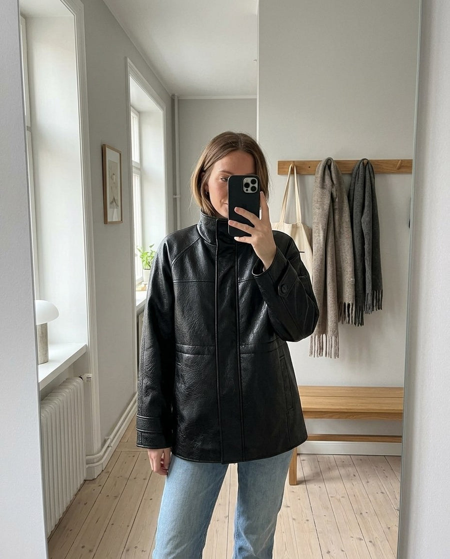 Astrid, jacka i skinnimitation med hög krage för dam i svart, stylinginspiration spegelbild i hallen