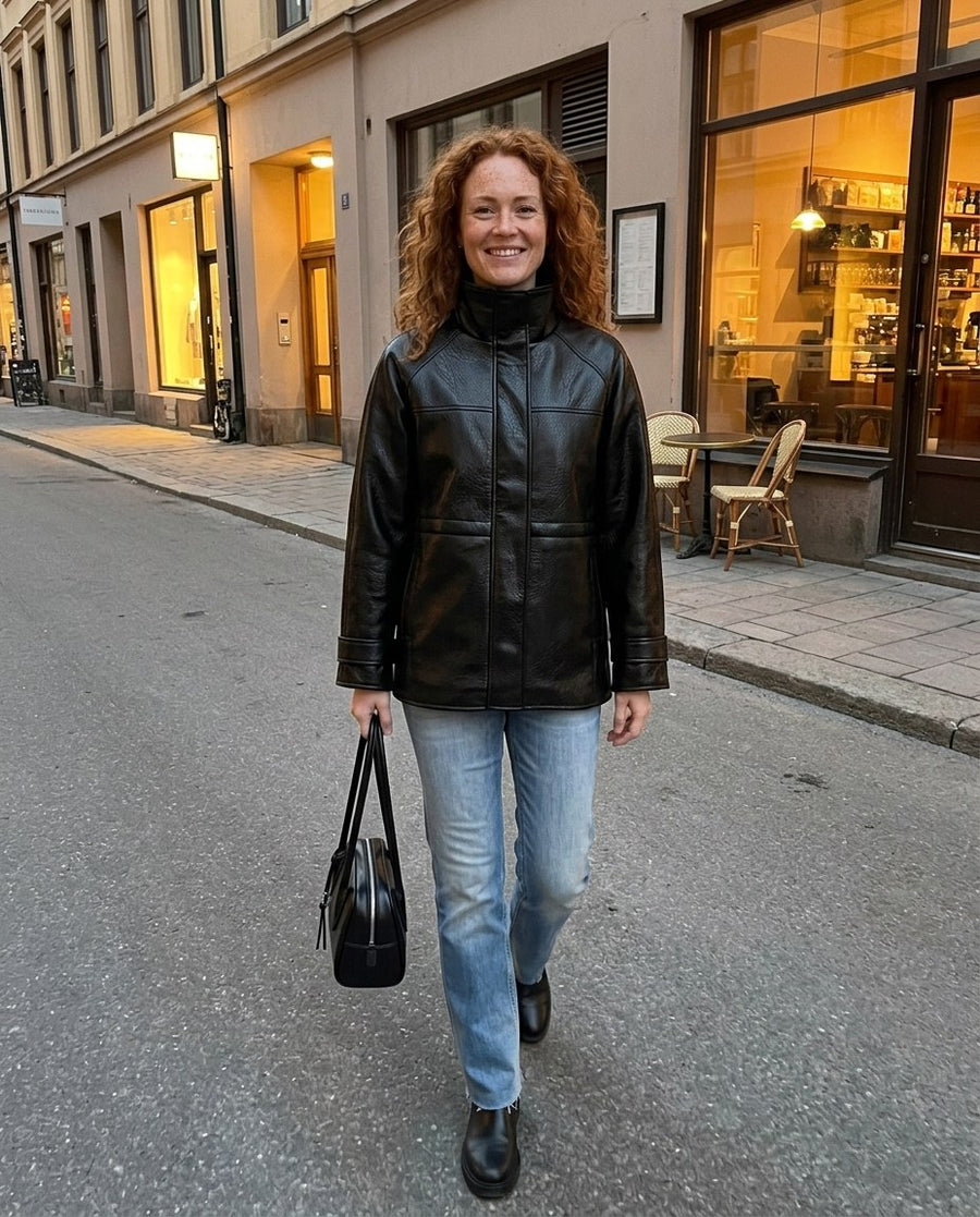 Astrid, jacka i skinnimitation med hög krage för dam i svart, stylinginspiration en kväll i stan