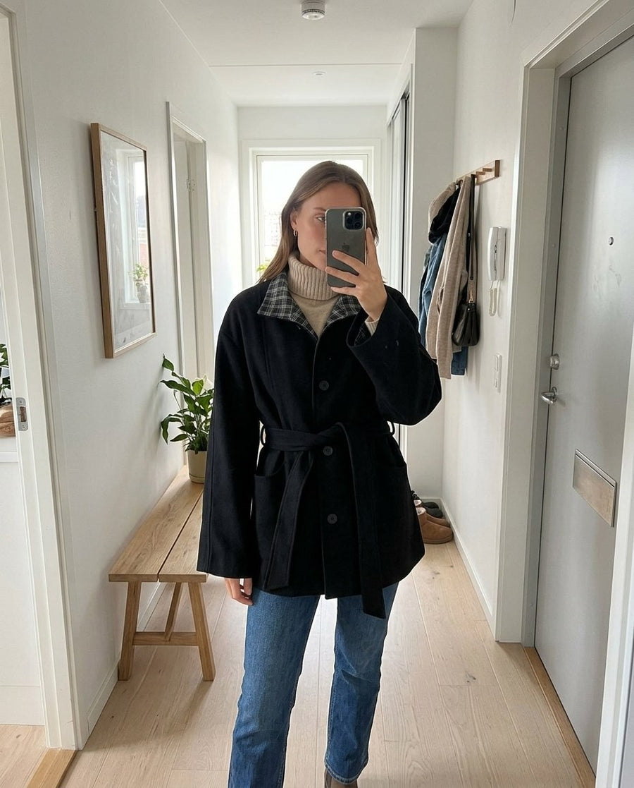 Greta, kappa med skärp och kontrastkrage för dam i svart, stylinginspiration spegelbild i hallen