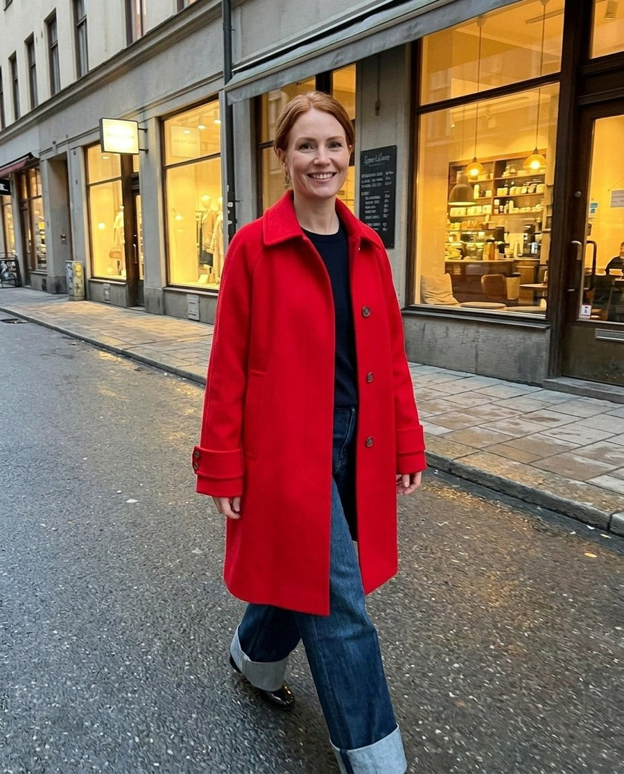 Linnea, klassisk röd kappa för dam i röd, stylinginspiration en kväll i stan