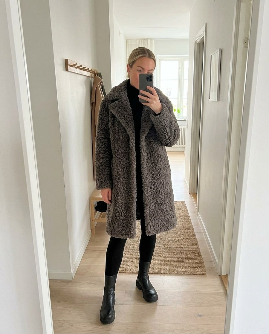 Alma, knälång kappa i lockig fuskpäls för dam i grå, stylinginspiration spegelbild i hallen