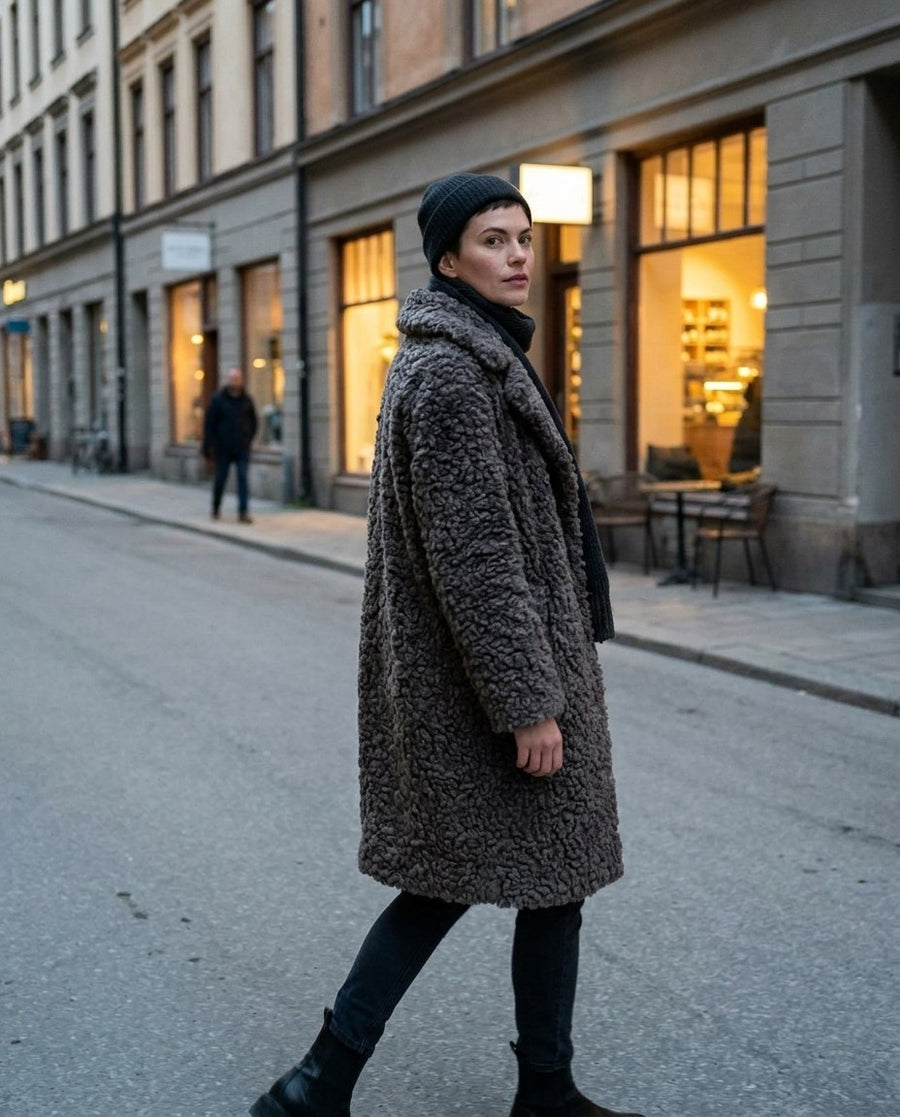 Alma, knälång kappa i lockig fuskpäls för dam i grå, stylinginspiration en kväll i stan