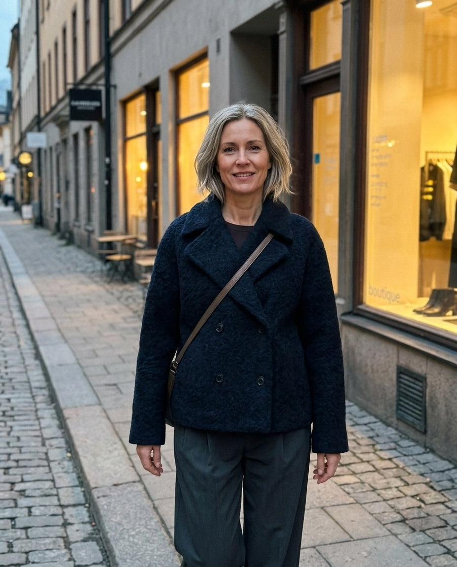 Vilda, kort dubbelknäppt kappa med slagkrage för dam i mörkblå, stylinginspiration en kväll i stan