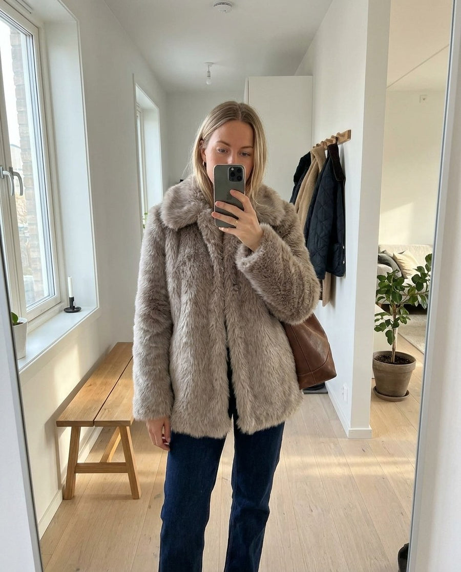 Freja, kort fuskpälsjacka för dam i gråbeige, stylinginspiration spegelbild i hallen