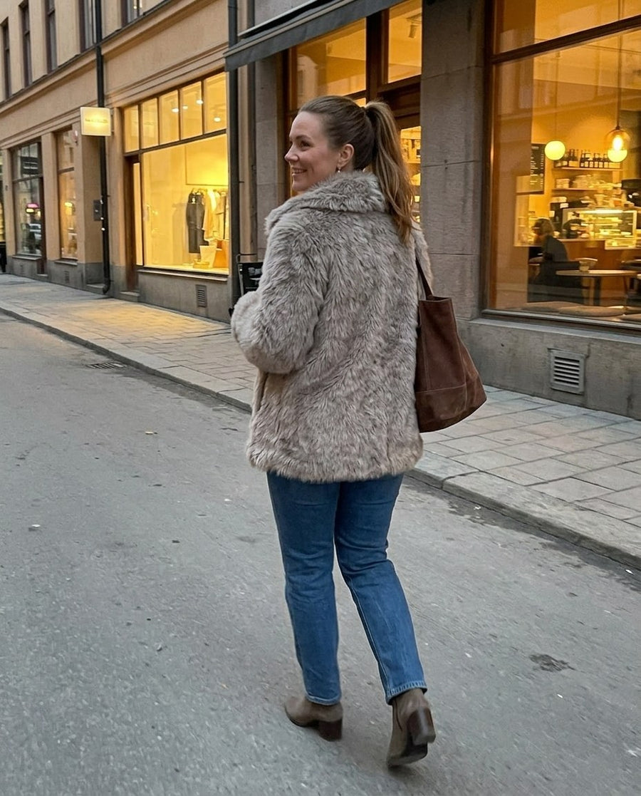 Freja, kort fuskpälsjacka för dam i gråbeige, stylinginspiration en kväll i stan