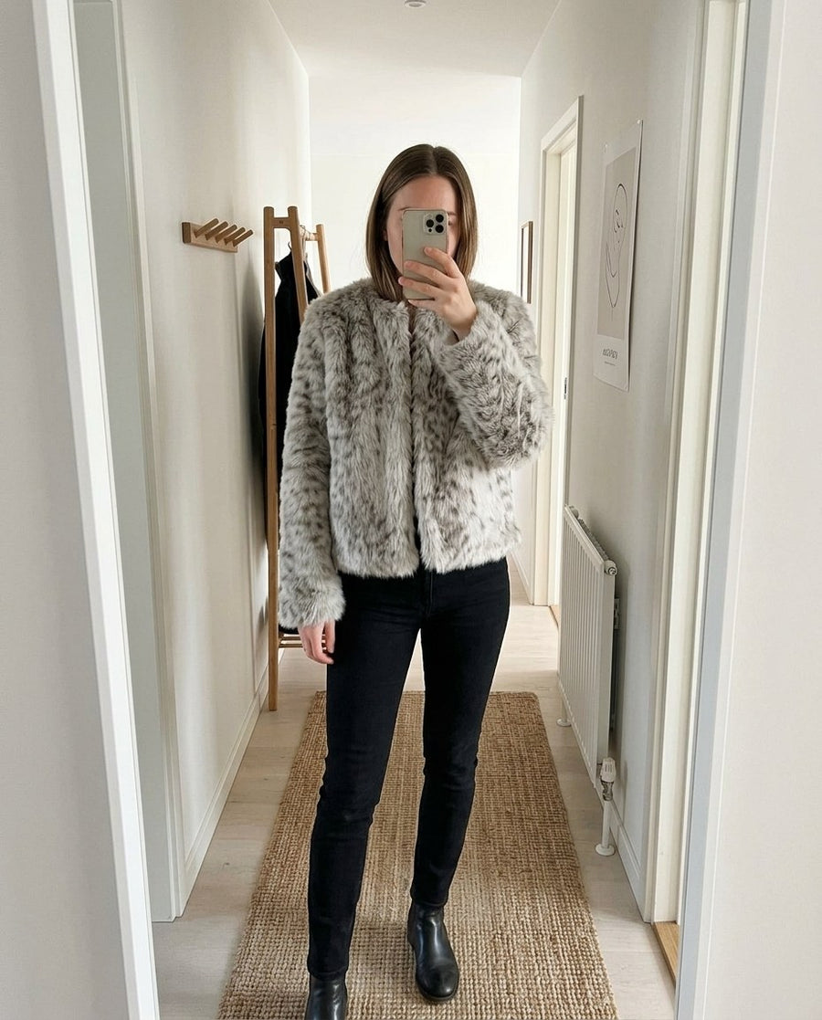 Kurze Kunstfelljacke mit Animal-Print für Damen – Maja, Styling-Idee: Spiegel-Check im Vorzimmer