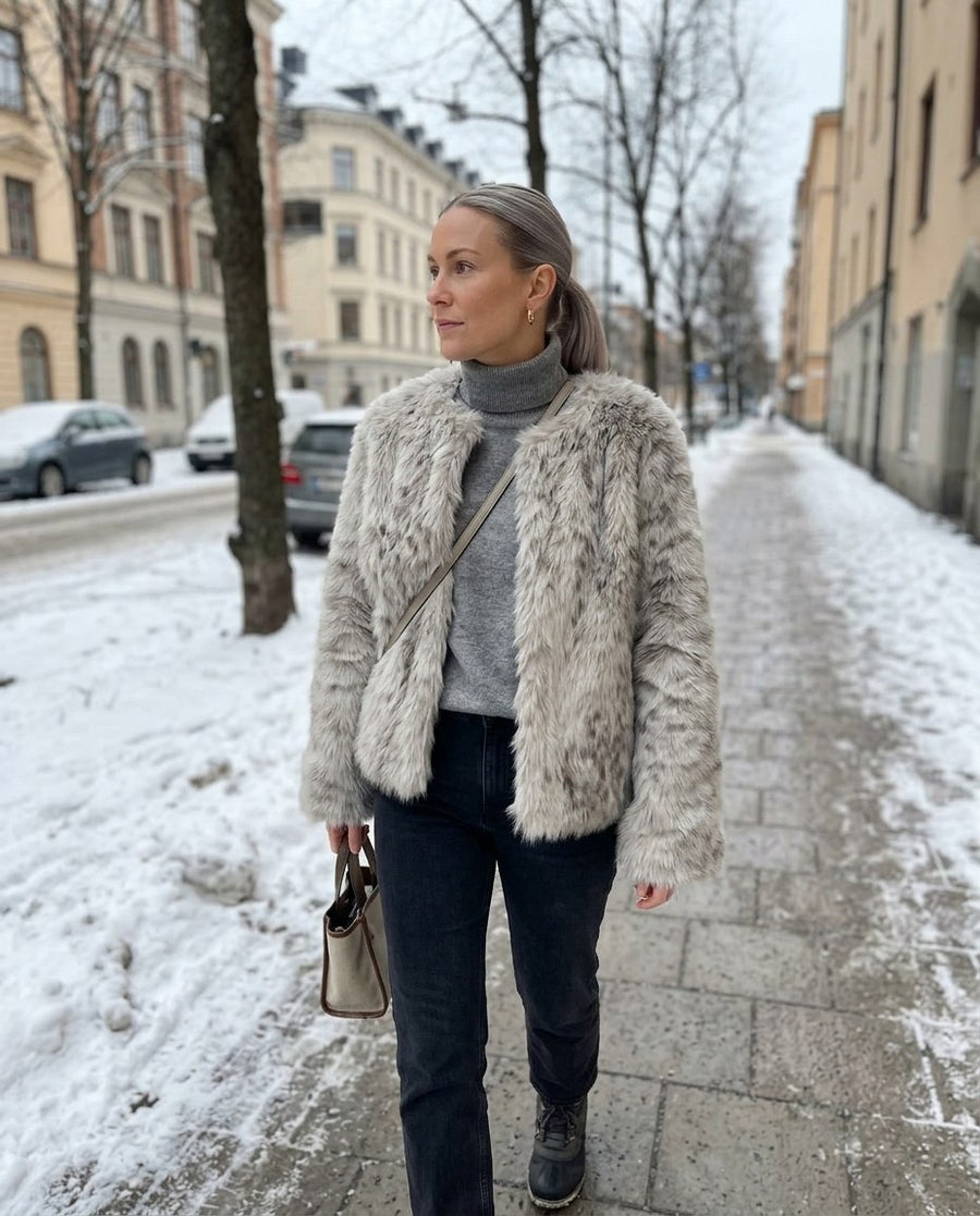 Kurze Kunstfelljacke mit Animal-Print für Damen – Maja, Styling-Idee: Ein kalter Vormittag in der Stadt
