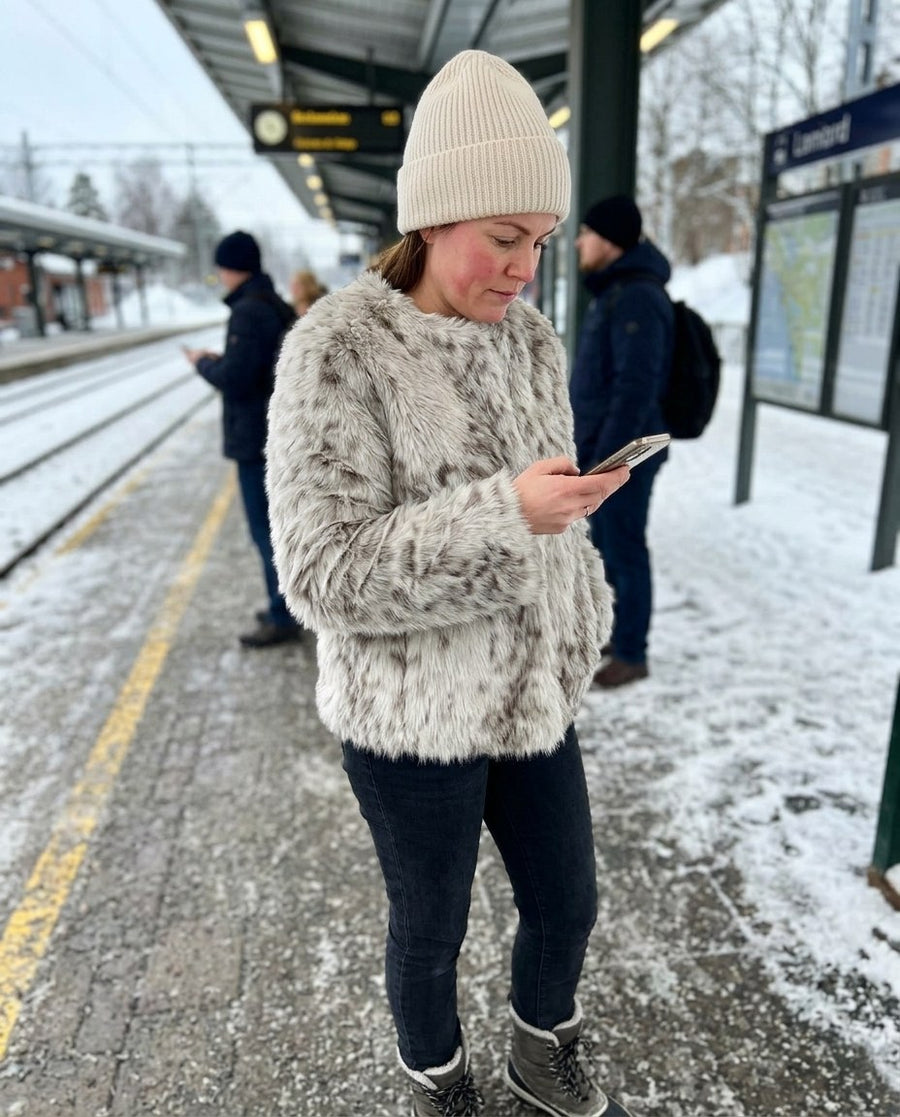 Kurze Kunstfelljacke mit Animal-Print für Damen – Maja, Styling-Idee: Auf dem Weg zur Arbeit
