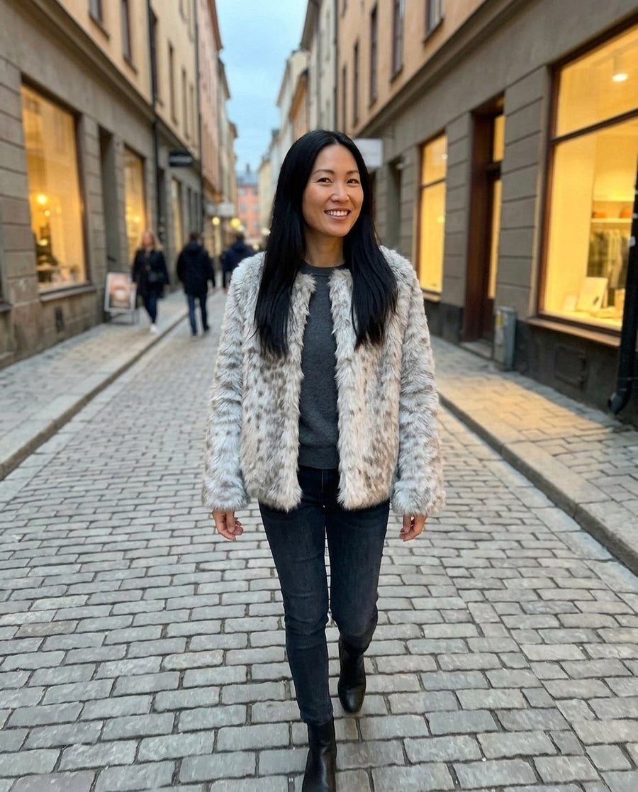Kurze Kunstfelljacke mit Animal-Print für Damen – Maja, Styling-Idee: Ein Abendspaziergang in der Stadt