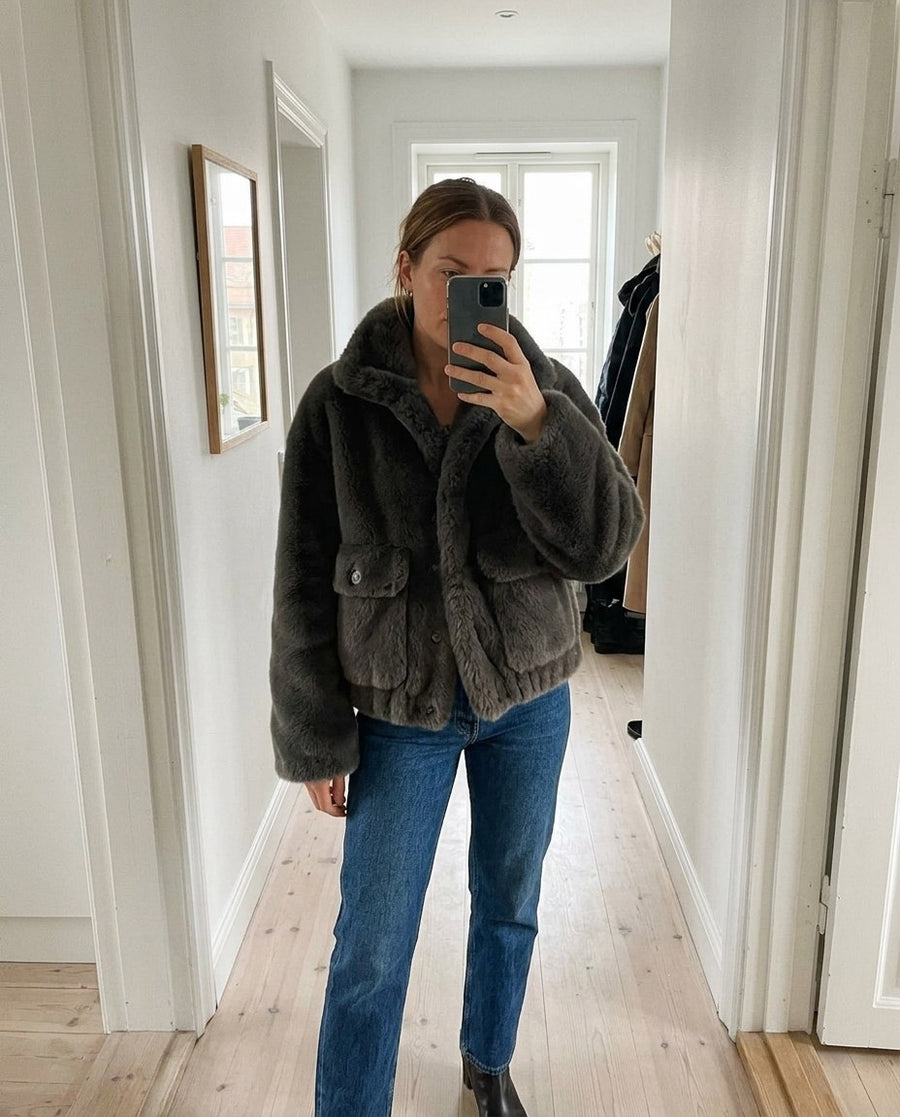 Kurze Jacke aus weichem Kunstfell für Damen – Hedda, Styling-Idee: Spiegel-Check im Vorzimmer