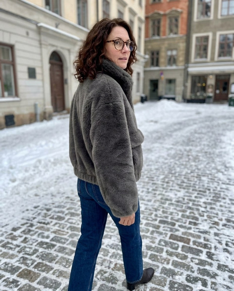 Kurze Jacke aus weichem Kunstfell für Damen – Hedda, Styling-Idee: Ein kalter Vormittag in der Stadt