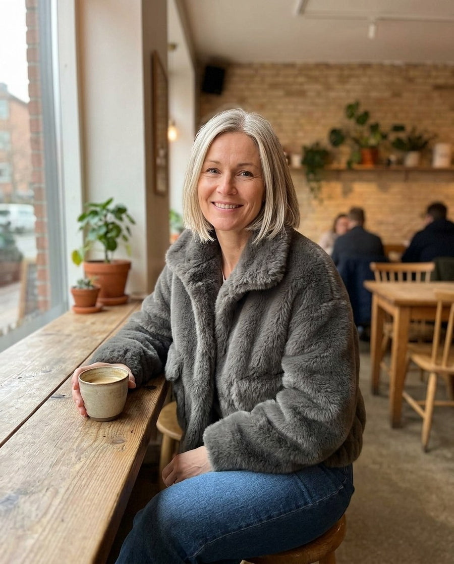 Kurze Jacke aus weichem Kunstfell für Damen – Hedda, Styling-Idee: Auf einen Kaffee, mit Strickpulli darunter