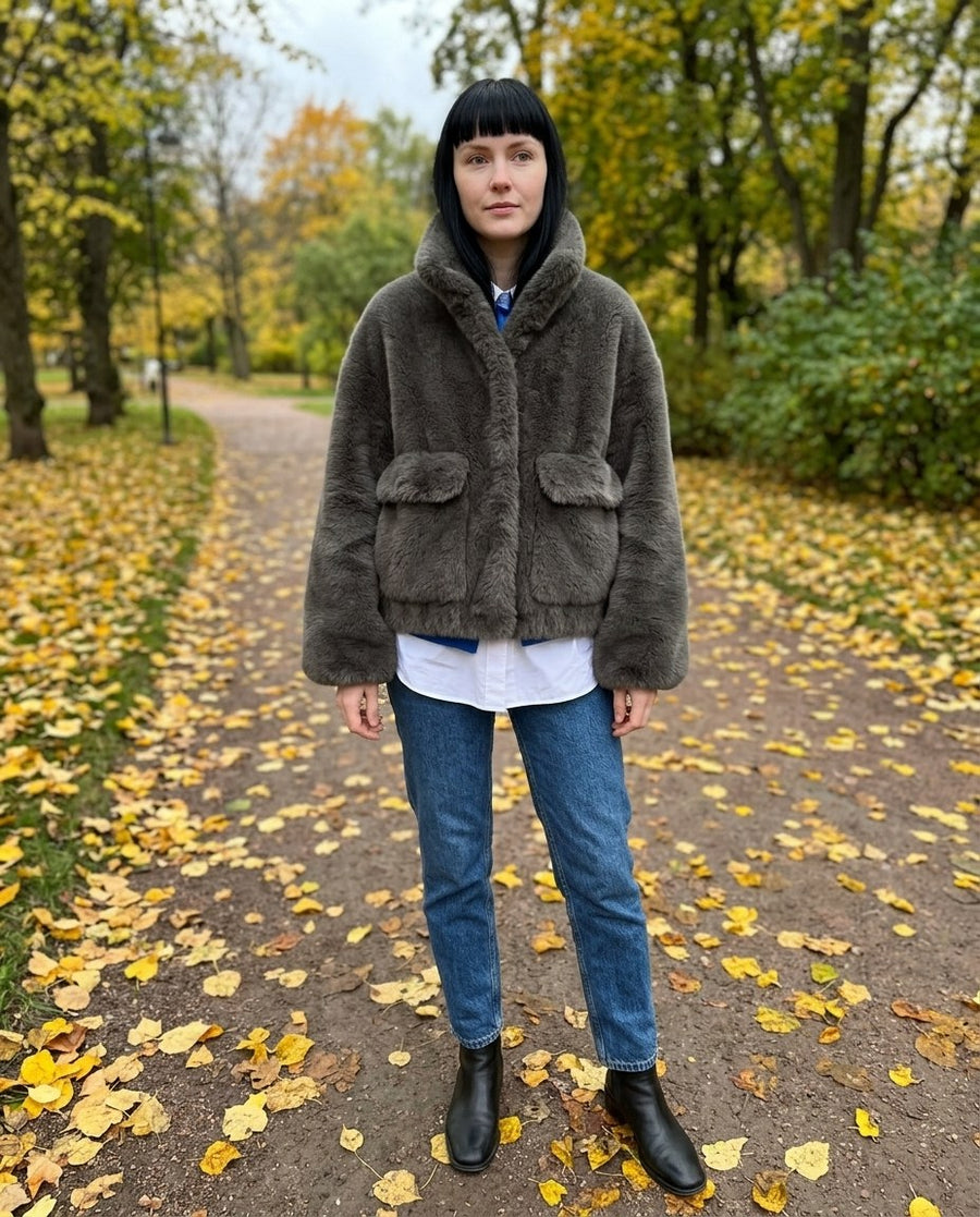 Kurze Jacke aus weichem Kunstfell für Damen – Hedda, Styling-Idee: Spaziergang im Park, mit Boots