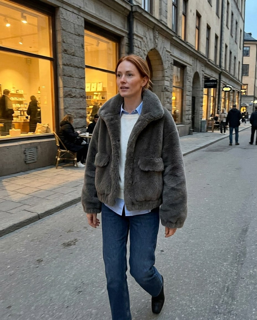 Kurze Jacke aus weichem Kunstfell für Damen – Hedda, Styling-Idee: Ein Abendspaziergang in der Stadt