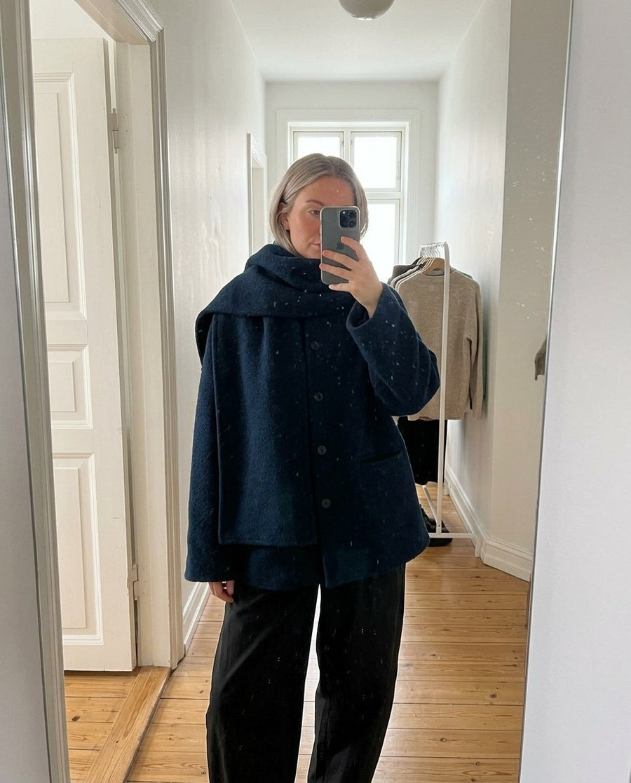 Ebba, kort kappa i ullmix med halsduk för dam i mörkblå, stylinginspiration spegelbild i hallen