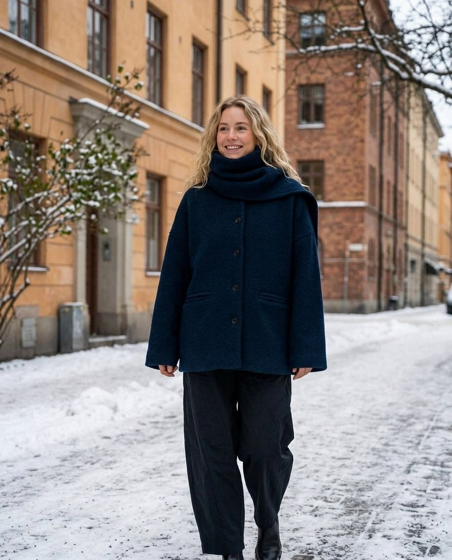 Ebba, kort kappa i ullmix med halsduk för dam i mörkblå, stylinginspiration på en snöig gata