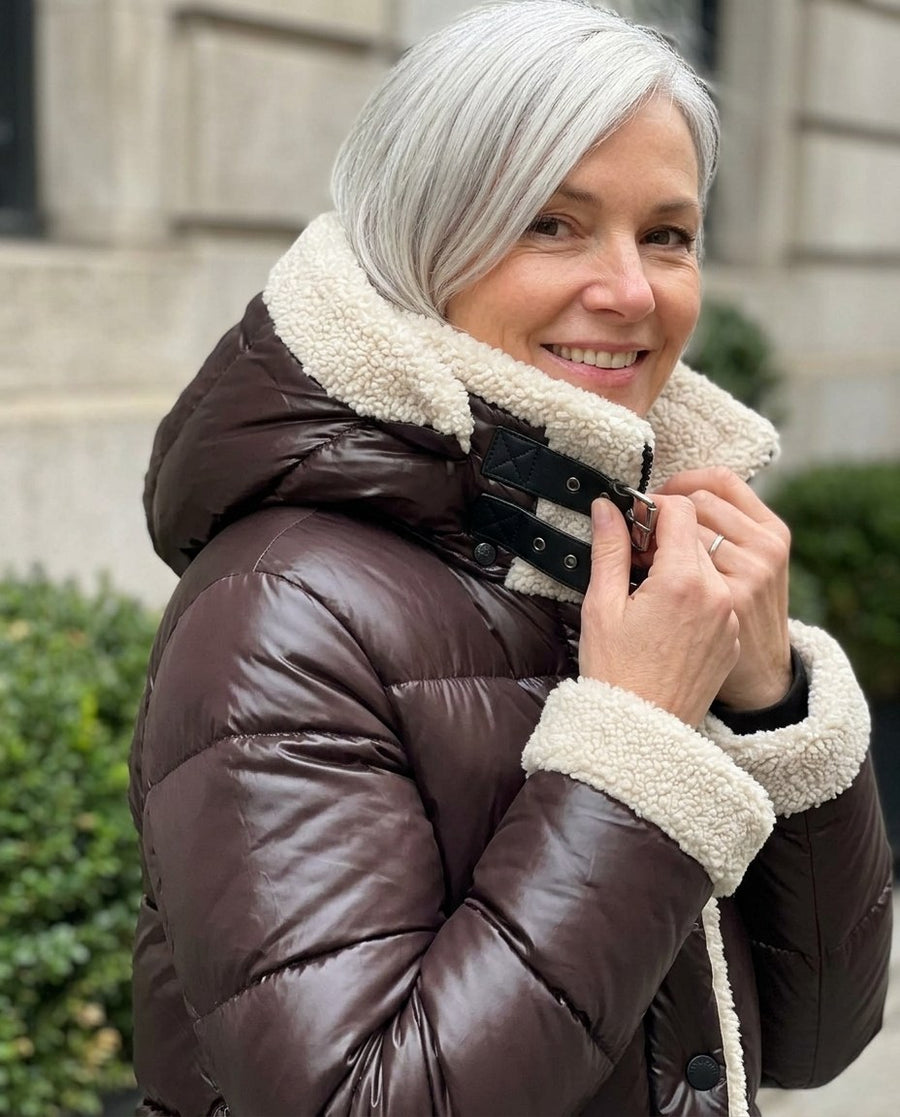 Agnes, kort pufferjacka med fuskpälsdetaljer för dam i mörkbrun, stylinginspiration närbild på materialet