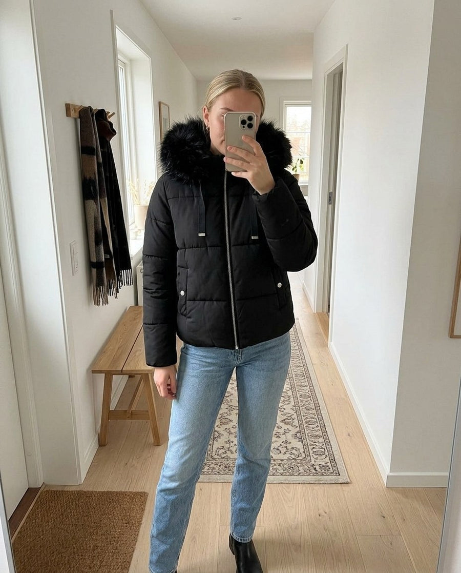 Ida, kort pufferjacka med fuskpälshuva för dam i svart, stylinginspiration spegelbild i hallen