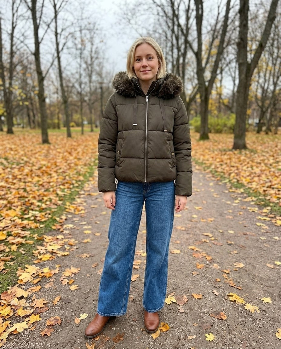 Ida, kort pufferjacka med fuskpälshuva för dam i khaki, stylinginspiration i en höstpark