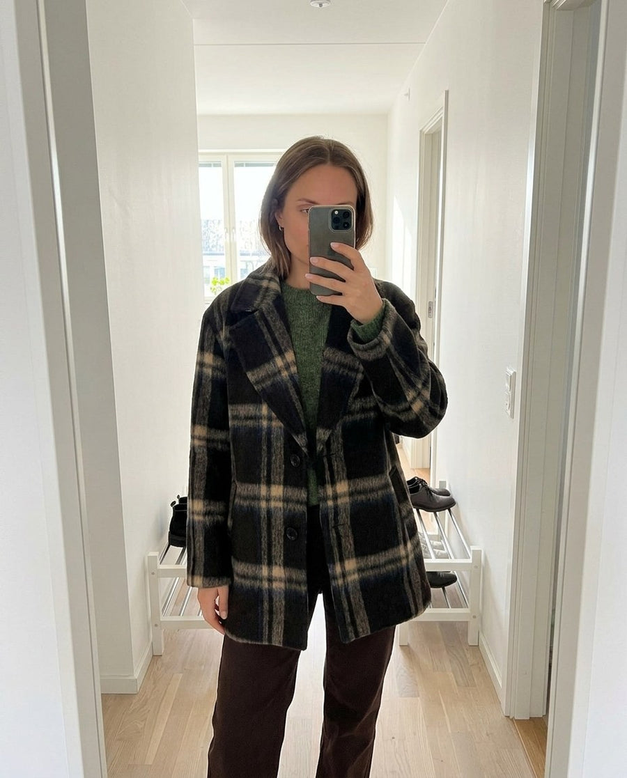 Hanna, kort rutig kappa för dam i brunrutig, stylinginspiration spegelbild i hallen