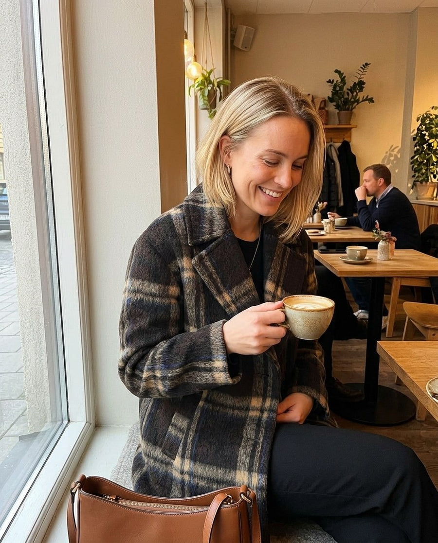Hanna, kort rutig kappa för dam i brunrutig, stylinginspiration på ett kafé