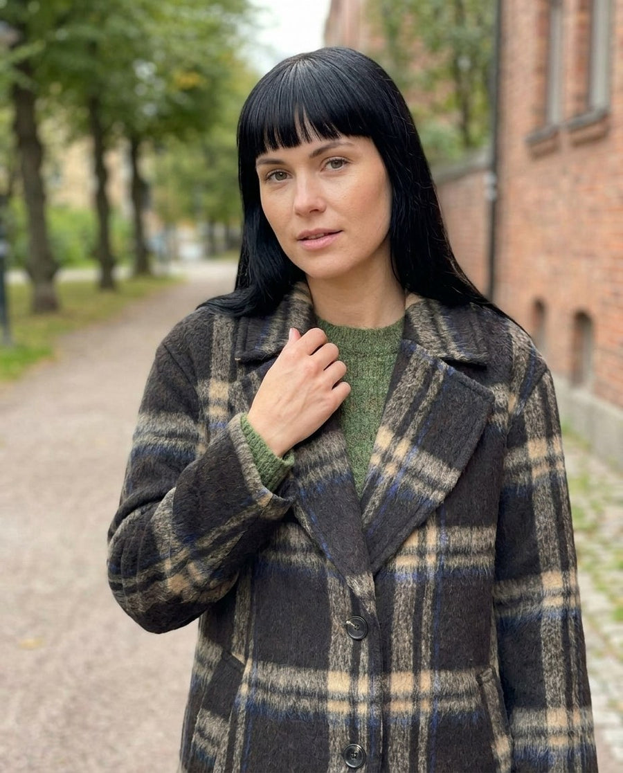 Hanna, kort rutig kappa för dam i brunrutig, stylinginspiration närbild på materialet