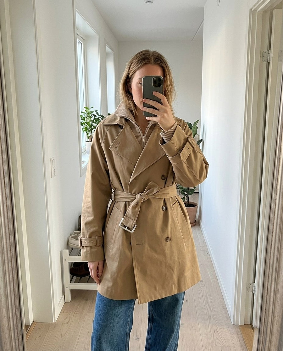 Elin, kort trenchcoat med skärp för dam i beige, stylinginspiration spegelbild i hallen