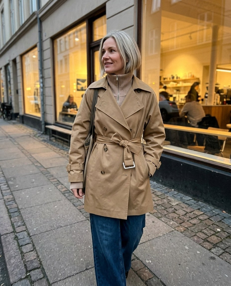 Elin, kort trenchcoat med skärp för dam i beige, stylinginspiration en kväll i stan