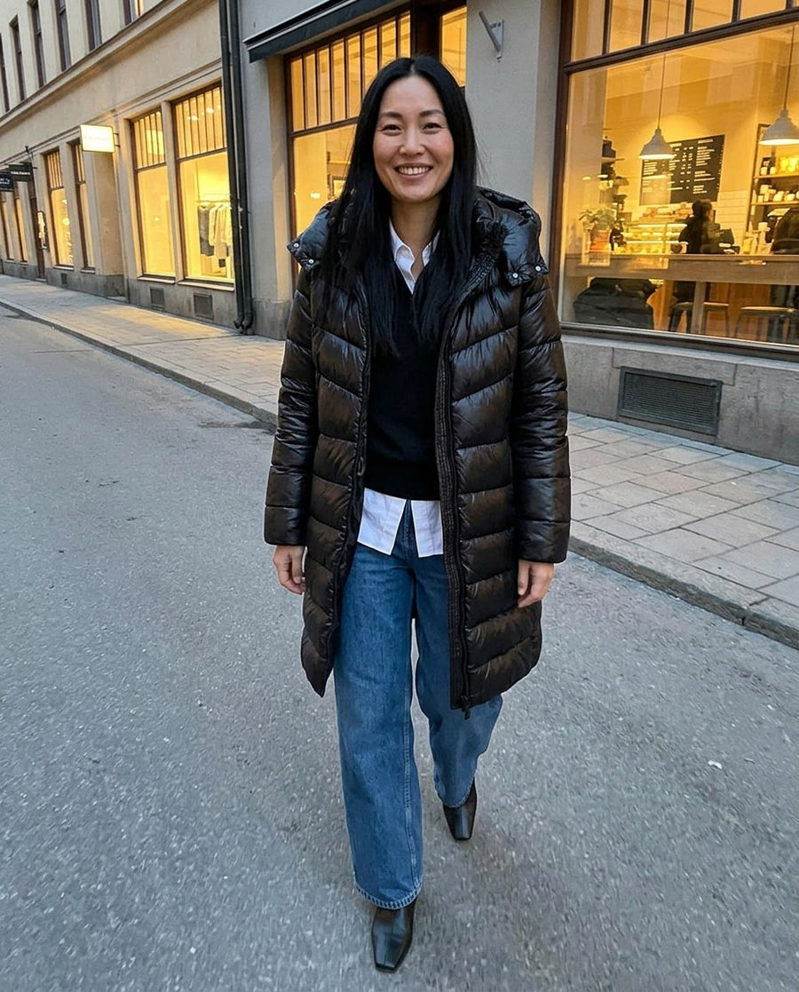 Vera, lång pufferkappa med huva för dam i svart, stylinginspiration en kväll i stan