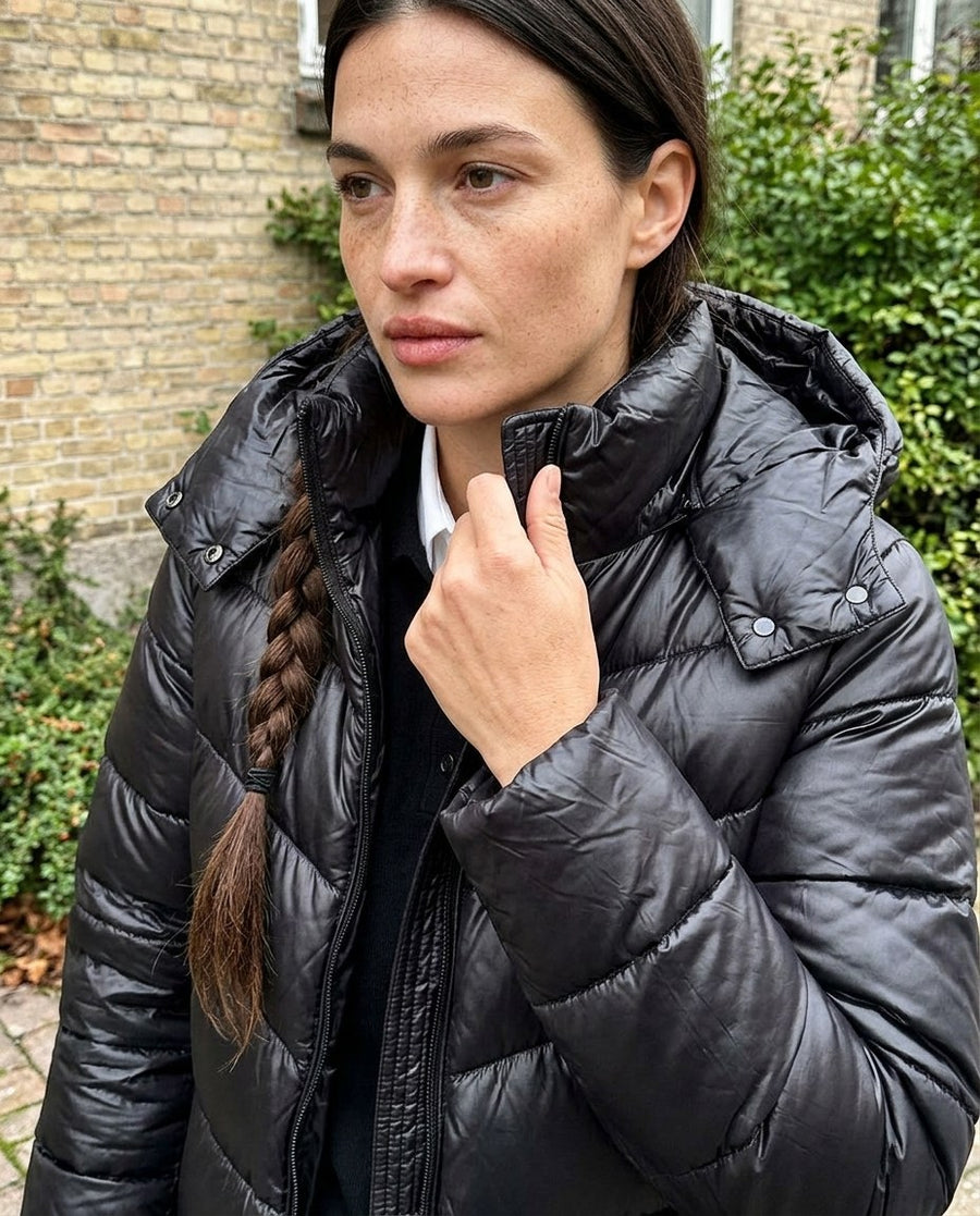 Vera, lång pufferkappa med huva för dam i svart, stylinginspiration närbild på materialet