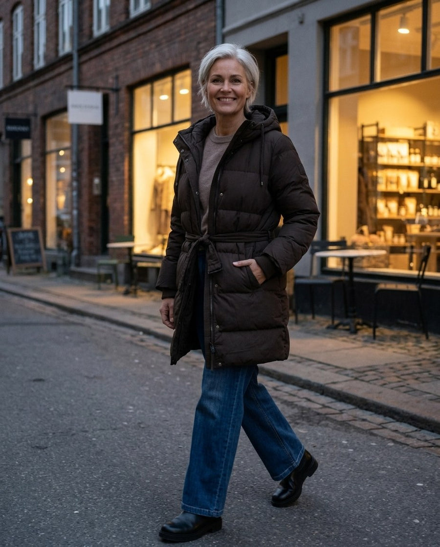 Tyra, lång vadderad jacka med huva för dam i brun, stylinginspiration en kväll i stan