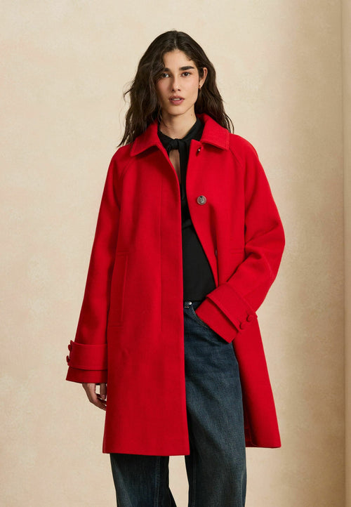 Linnea, klassischer roter Mantel, von vorne