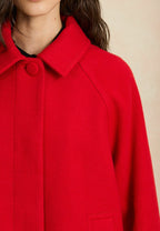 Linnea, klassischer roter Mantel, Detailansicht des Kragens