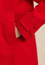 Linnea, klassischer roter Mantel, Detailansicht der Tasche
