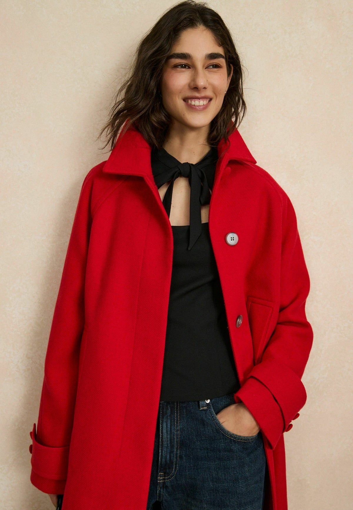 Linnea, klassischer roter Mantel, von vorne