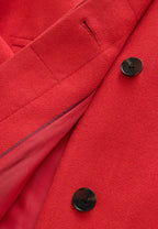 Linnea, klassischer roter Mantel, Detailansicht der Knöpfe