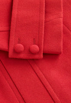 Linnea, klassischer roter Mantel, Detailansicht des Ärmelabschlusses