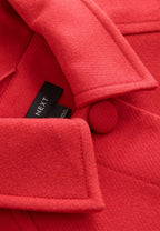 Linnea, klassischer roter Mantel, Detailansicht des Kragens